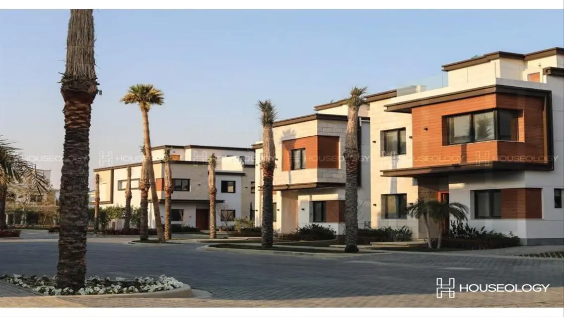 Town House Corner For Resale in Azzar 1 new cairo