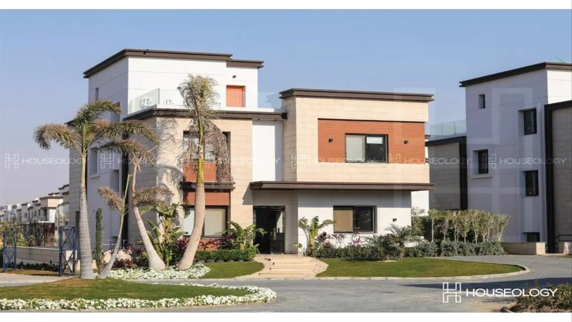 Town House Corner For Resale in Azzar 1 new cairo