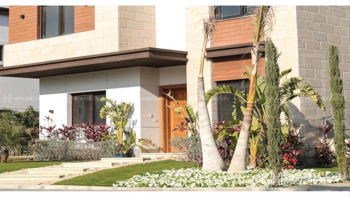 Town House Corner For Resale in Azzar 1 new cairo