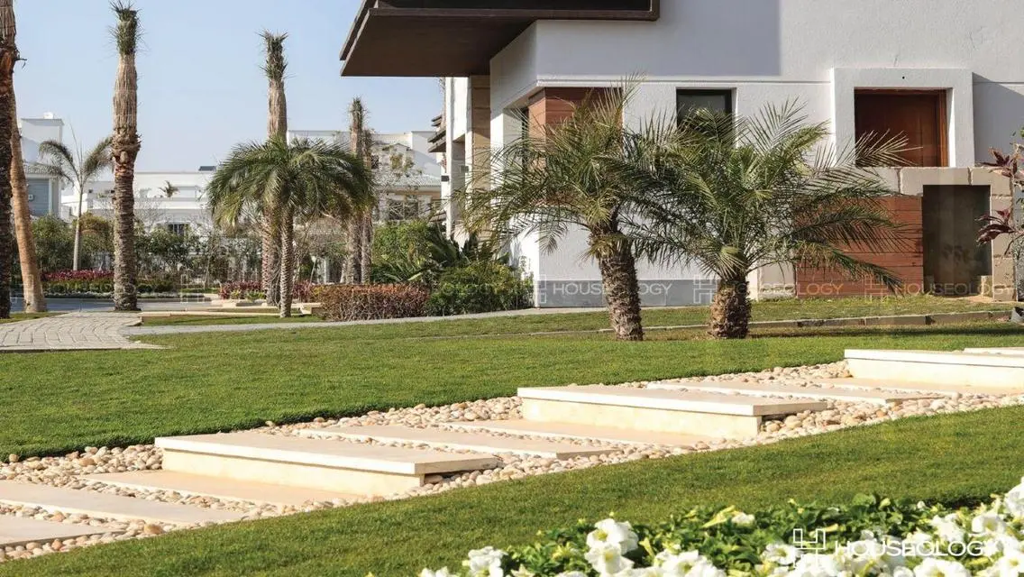 Town House Corner prime location pool view azzar 1
