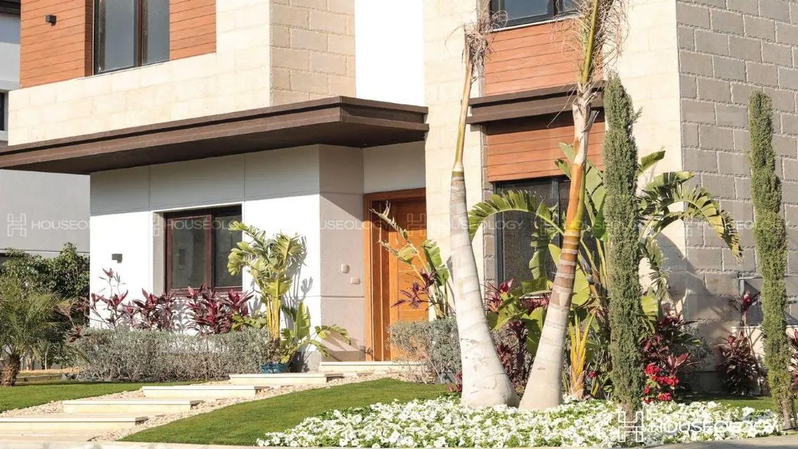 Town House Corner prime location pool view azzar 1