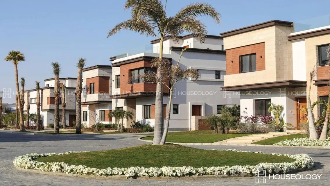 Town House Corner prime location pool view azzar 1