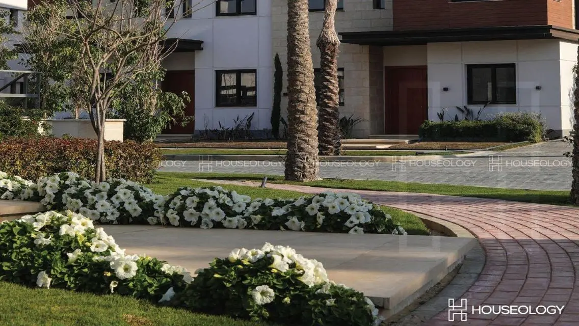 Town House Corner prime location pool view azzar 1