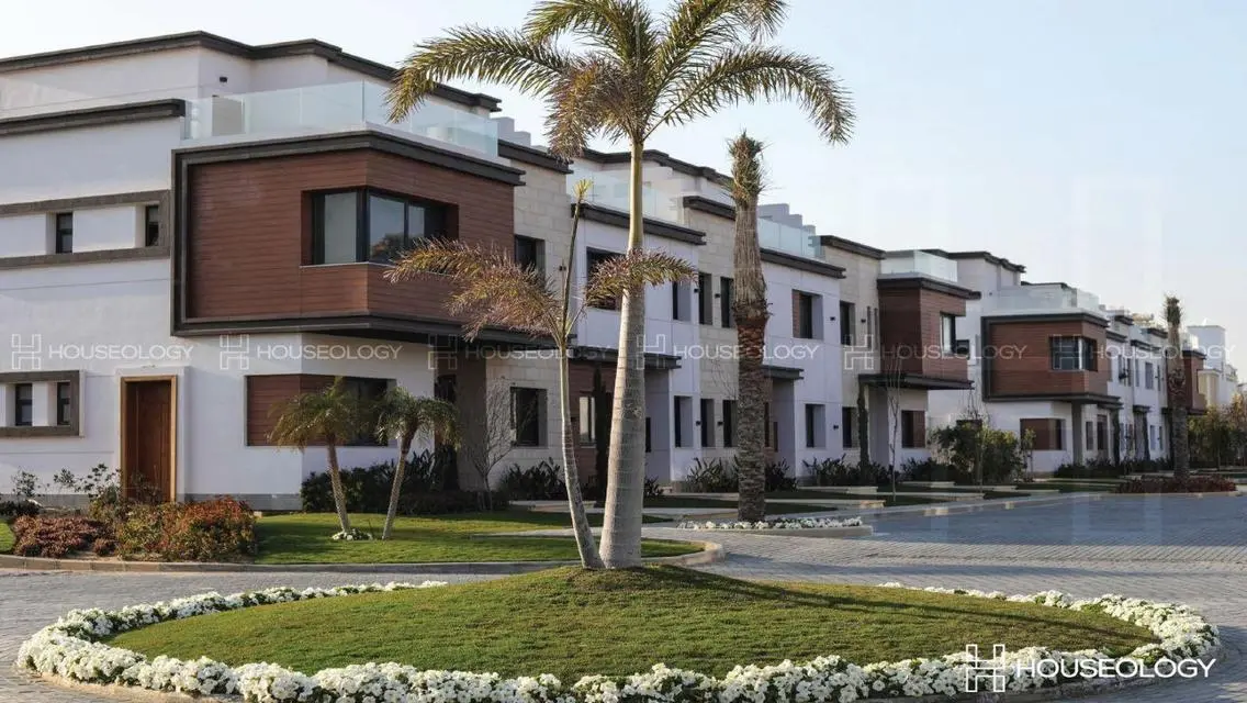 Town House Corner prime location pool view azzar 1