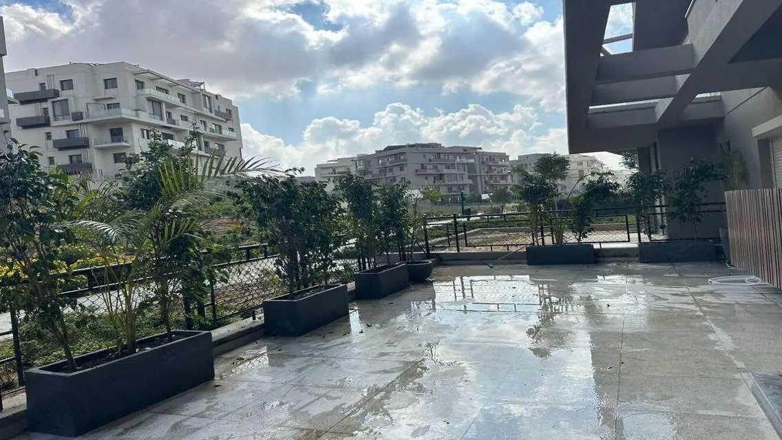 شقة فاخرة للإيجار بحديقة خاصة ومرافق رائعة