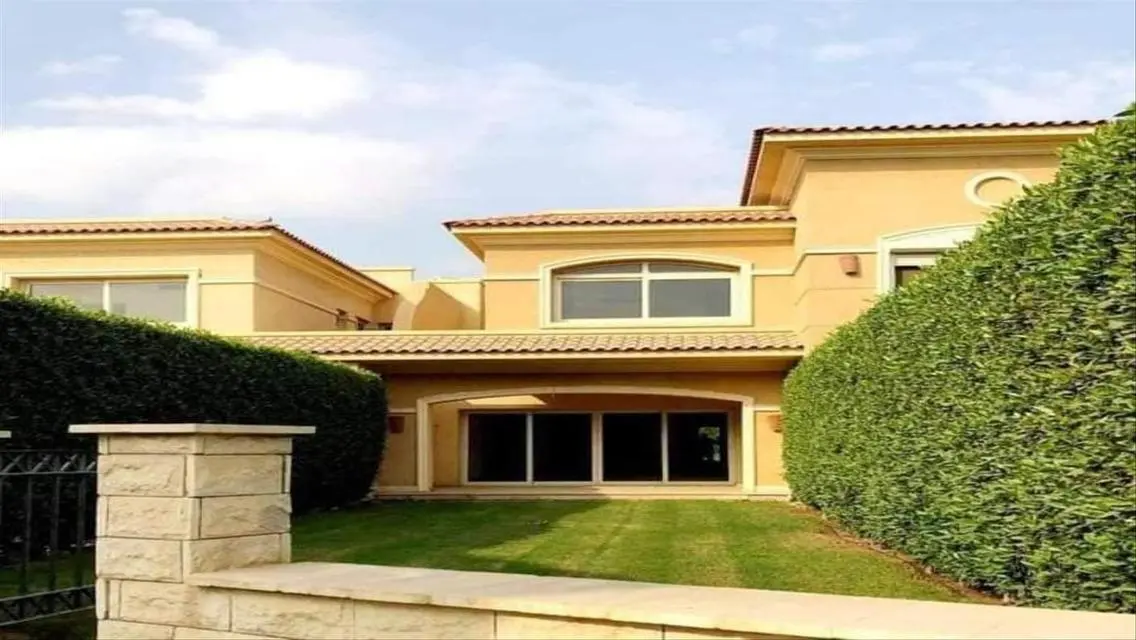 Luxury Three Bedroom Apartment with Private Garden