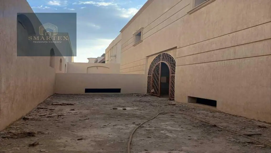 فيلا فاخرة للبيع بمساحة 900 متر في موقع متميز