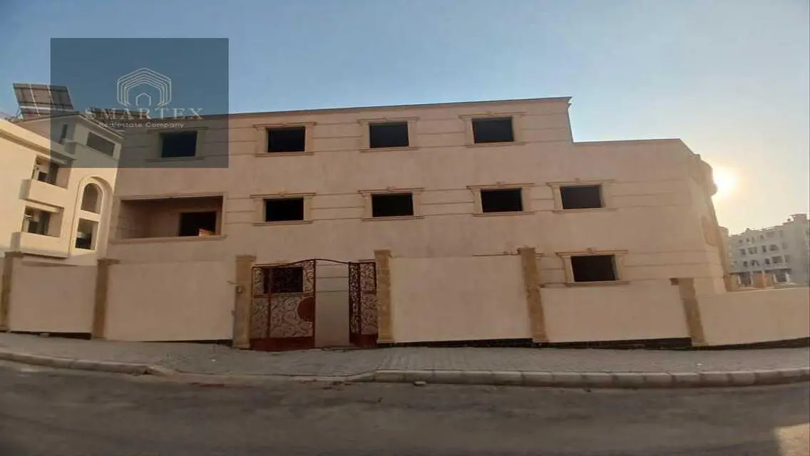 فيلا فاخرة للبيع بمساحة 900 متر في موقع متميز