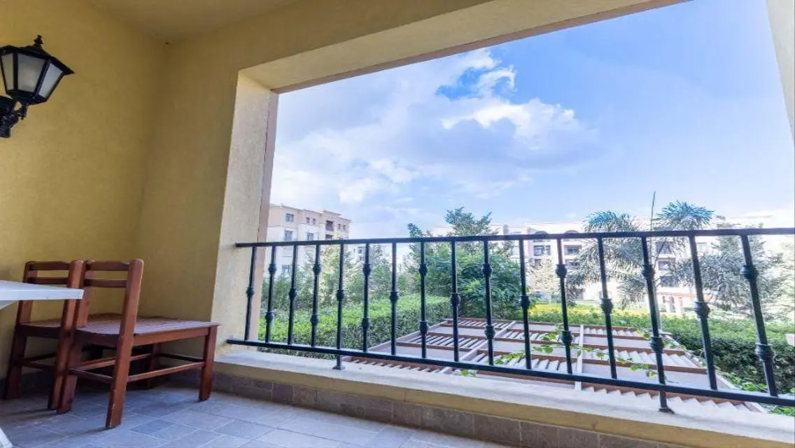 Luxurious Villa in the Heart of the City with Lake View