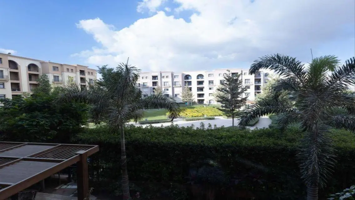 Luxurious Villa in the Heart of the City with Lake View