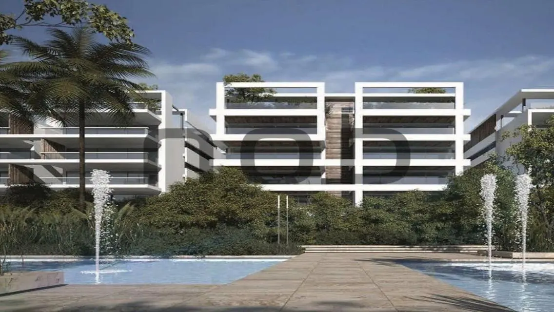 Exceptional Residential Unit in the Heart of the City Overlooking Beautiful Lakes