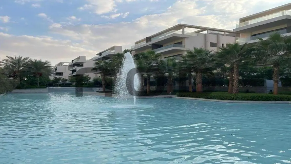 Exceptional Residential Unit in the Heart of the City Overlooking Beautiful Lakes