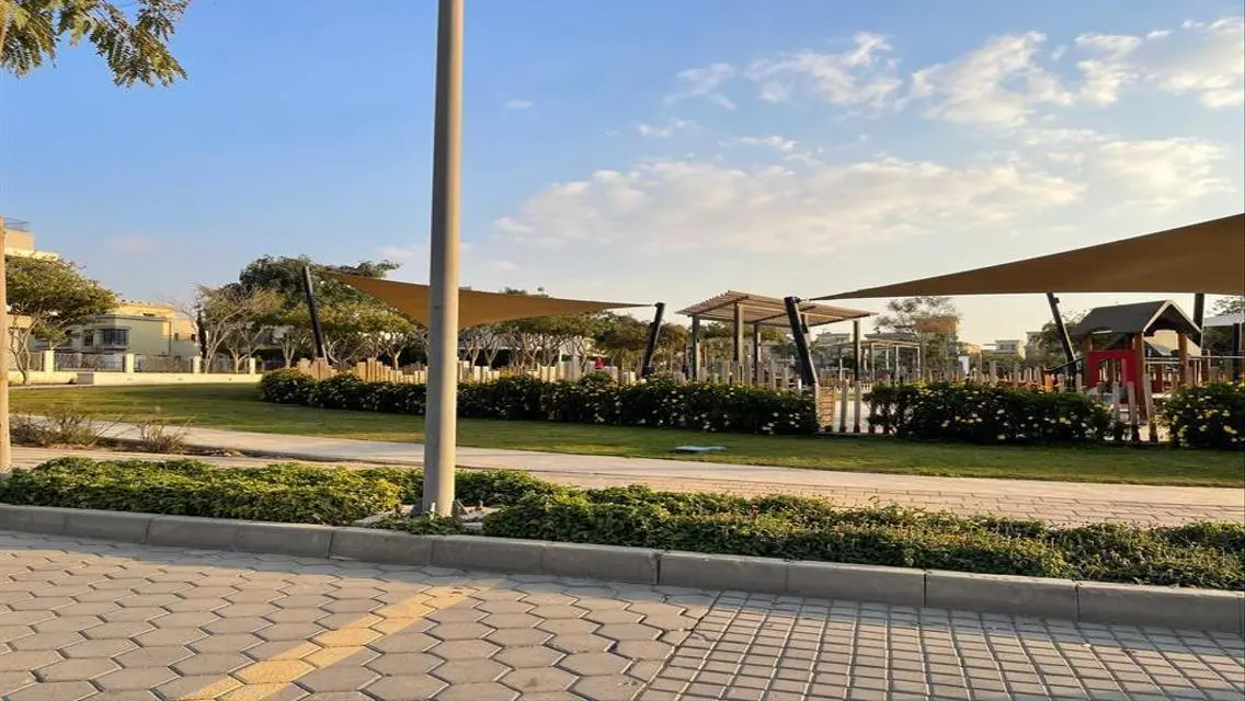 فيلا فاخرة مع حديقة ومسبح مشترك