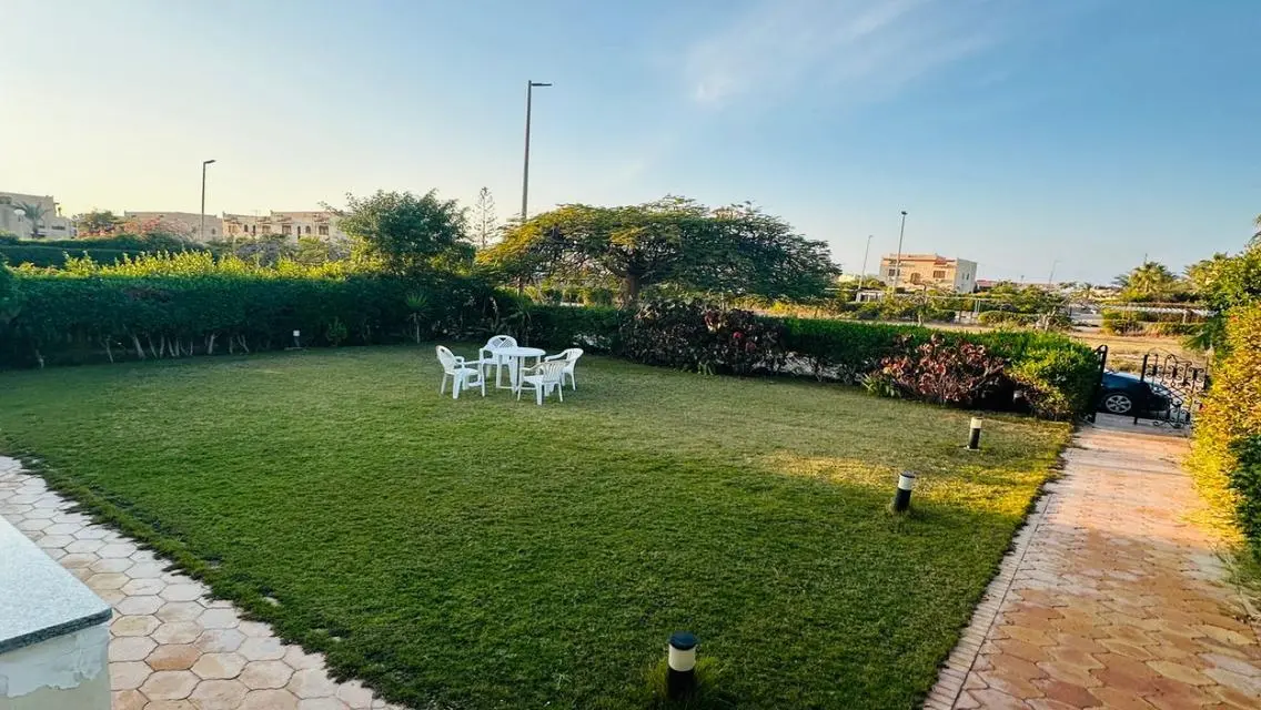 فيلا فاخرة للبيع بمساحة واسعة على البحيرات