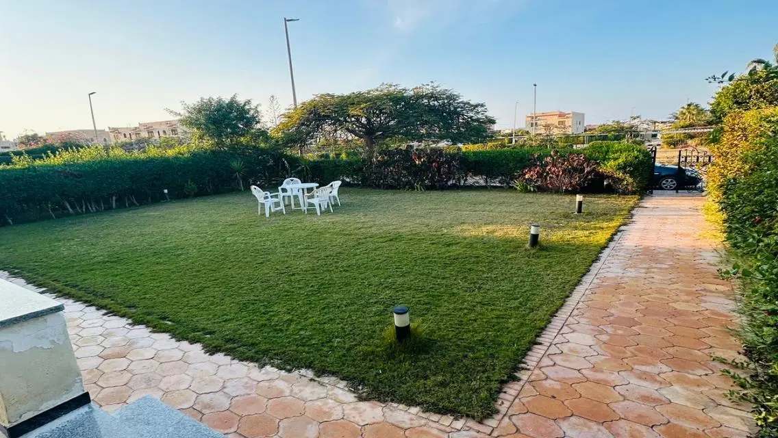 فيلا فاخرة للبيع بمساحة واسعة على البحيرات