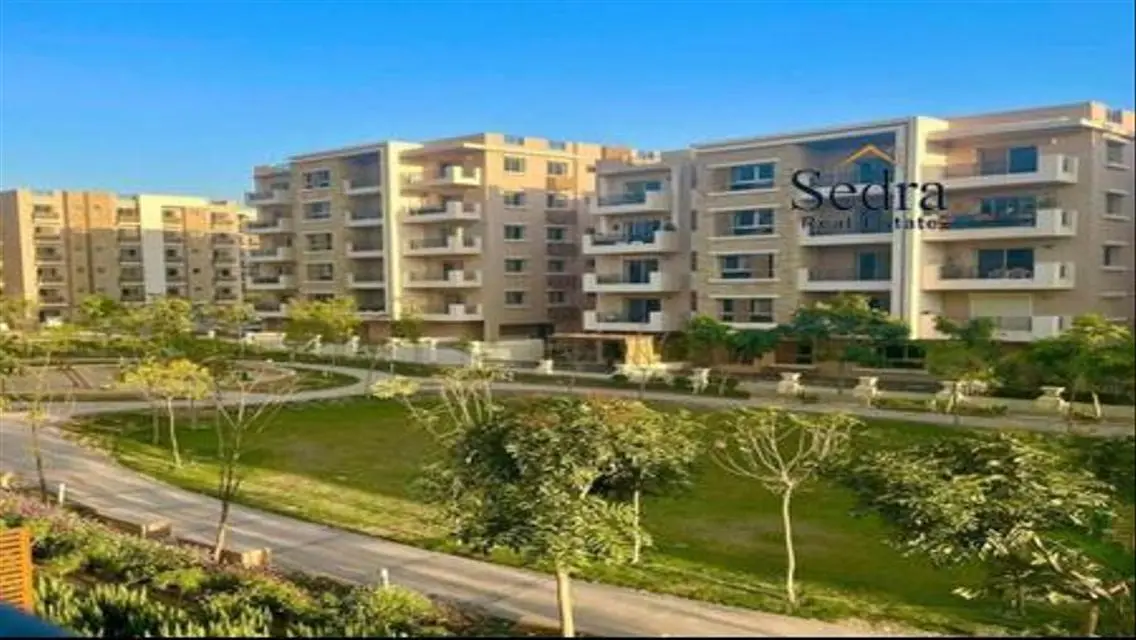 شقة فاخرة للبيع في نادي صحي بمساحة كبيرة