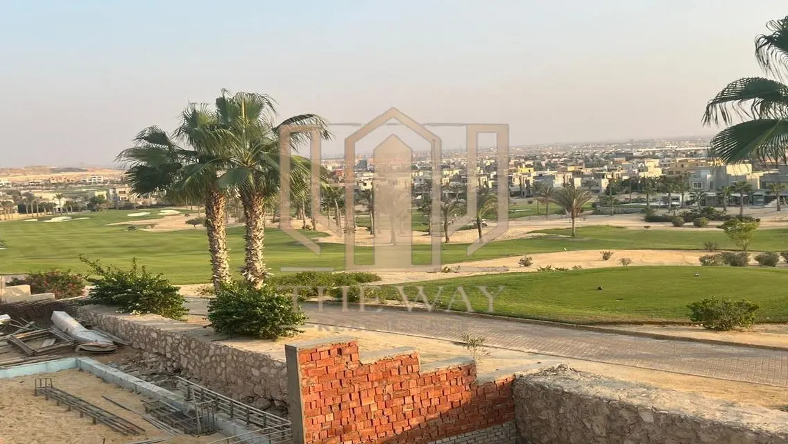 فيلا مطلة على جولف مع حديقة خاصة ومسبح