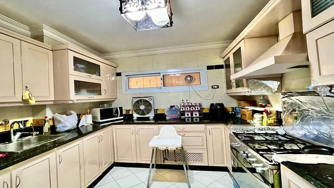 شقة فاخرة بتصميم حديث مطلة على البحيرات