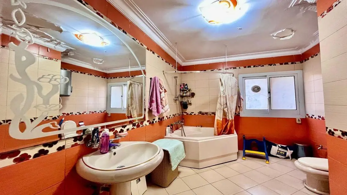 شقة فاخرة بتصميم حديث مطلة على البحيرات