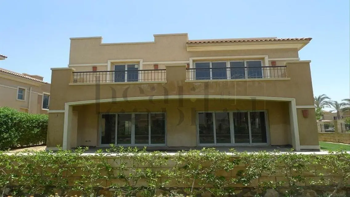Luxury Villa with Spacious Layout and Pool
