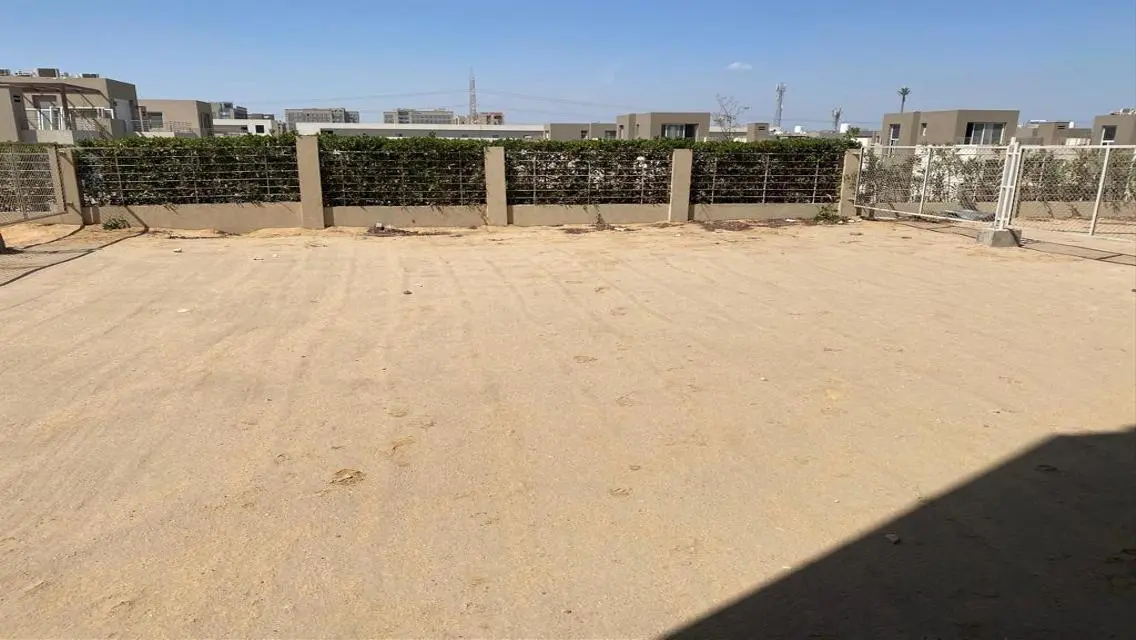 فيلا فاخرة للبيع مع حديقة خاصة وشرفة
