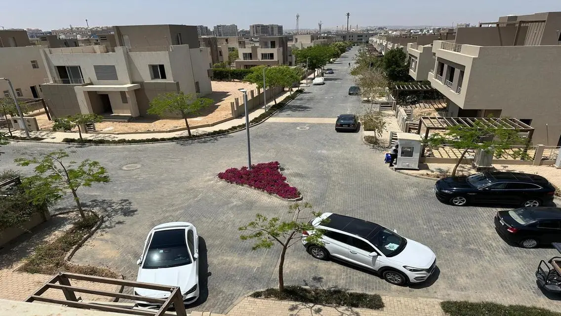 فيلا فاخرة للبيع مع حديقة خاصة وشرفة