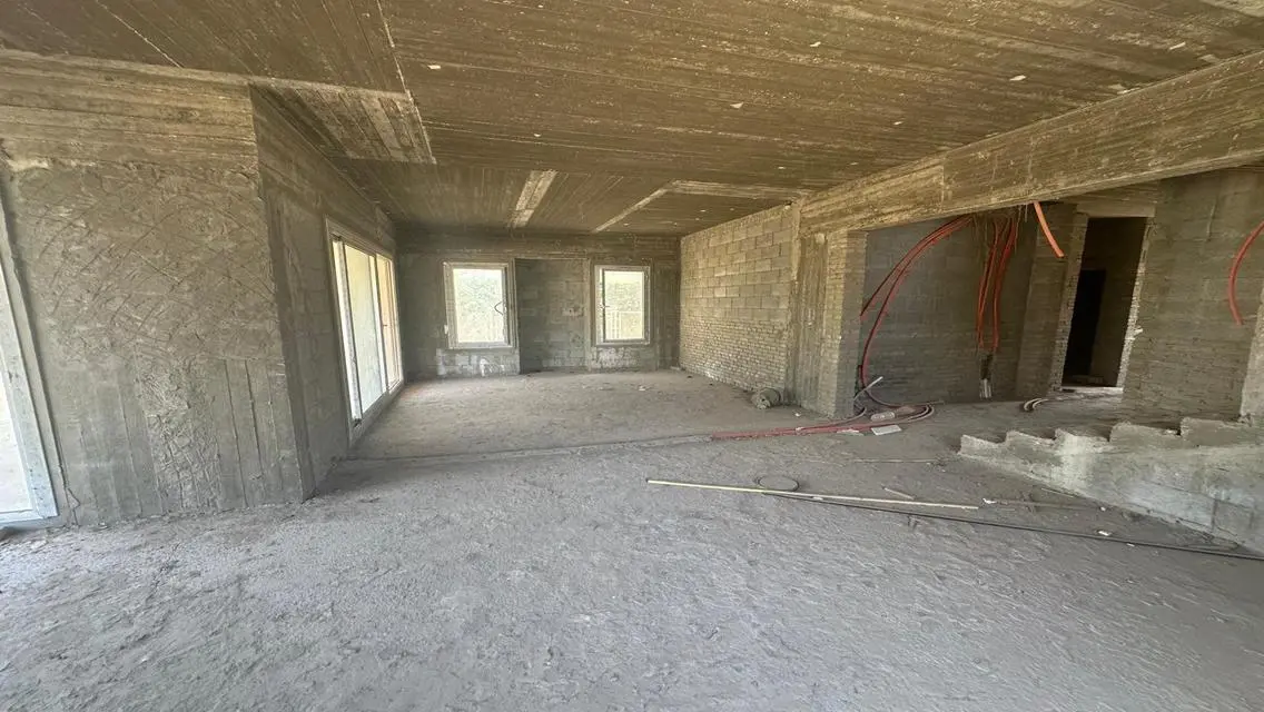 فيلا فاخرة للبيع مع حديقة خاصة وشرفة