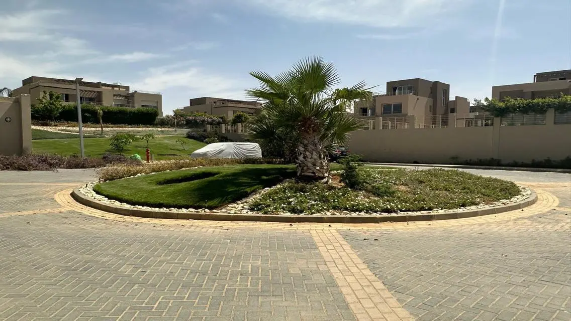 فيلا فاخرة للبيع مع حديقة خاصة وشرفة