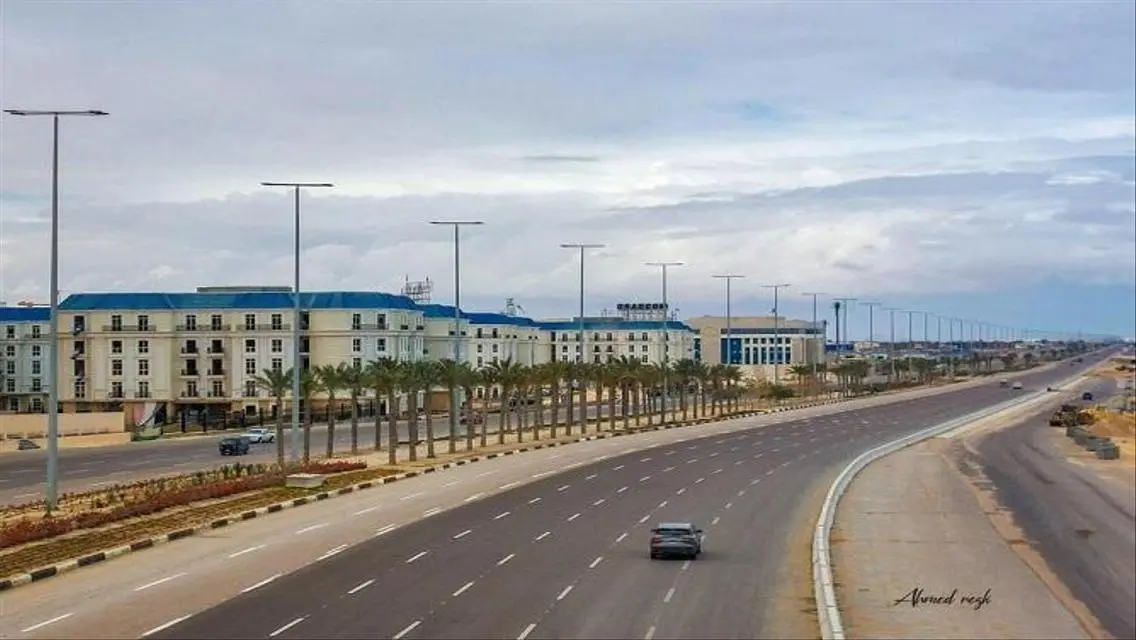 فيلا فاخرة مع حديقة خاصة ومسبح في موقع متميز