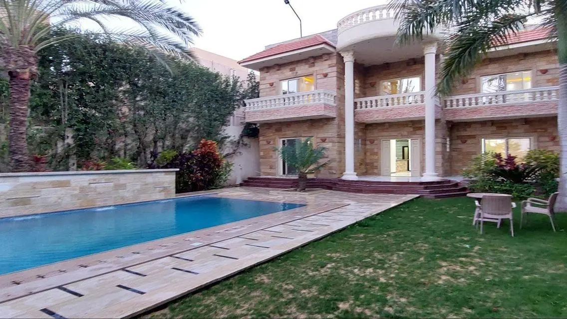 فيلا فاخرة مع حديقة ومسبح خاص في موقع متميز