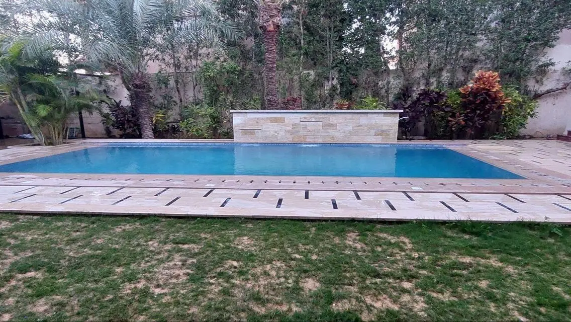 فيلا فاخرة مع حديقة ومسبح خاص في موقع متميز