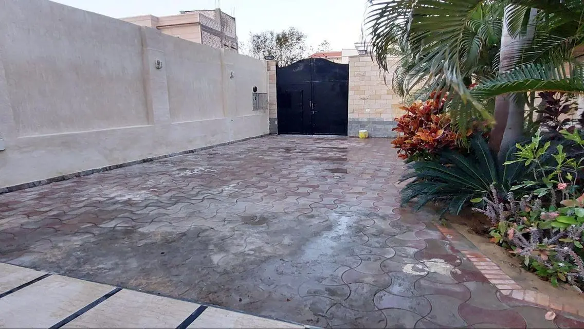 فيلا فاخرة مع حديقة ومسبح خاص في موقع متميز