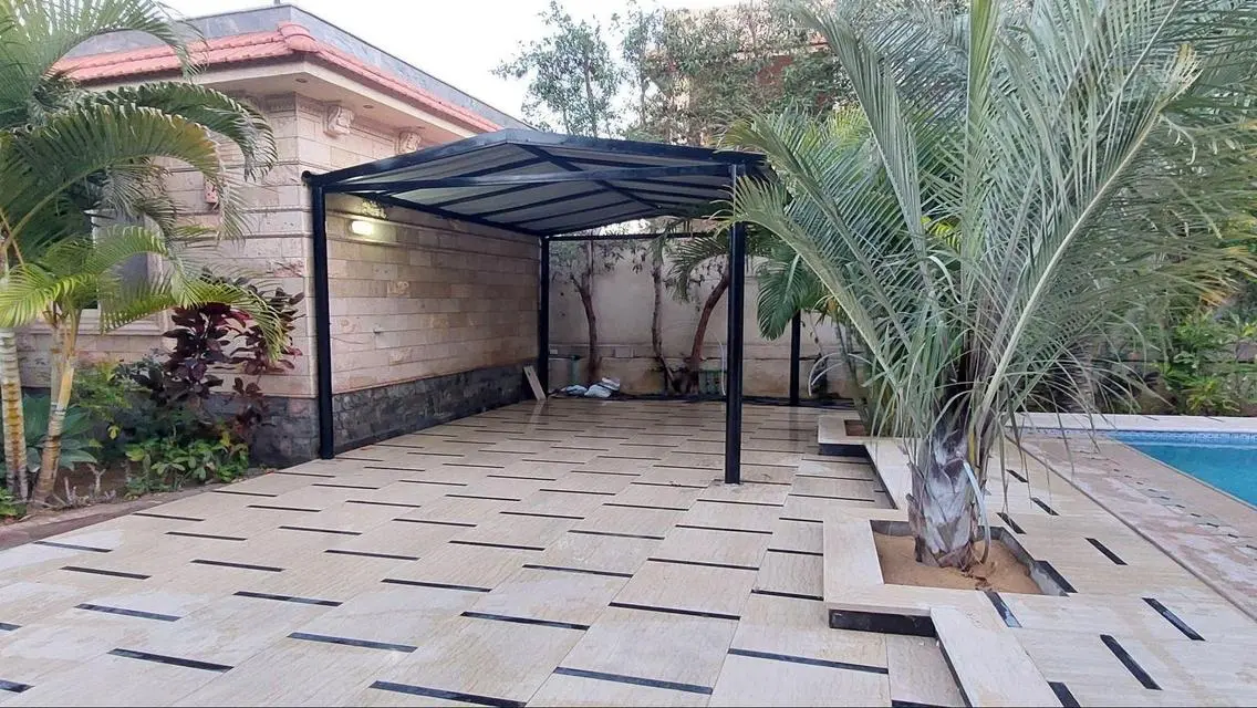 فيلا فاخرة مع حديقة ومسبح خاص في موقع متميز