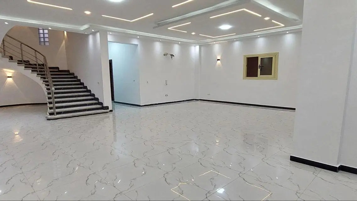 فيلا فاخرة مع حديقة ومسبح خاص في موقع متميز