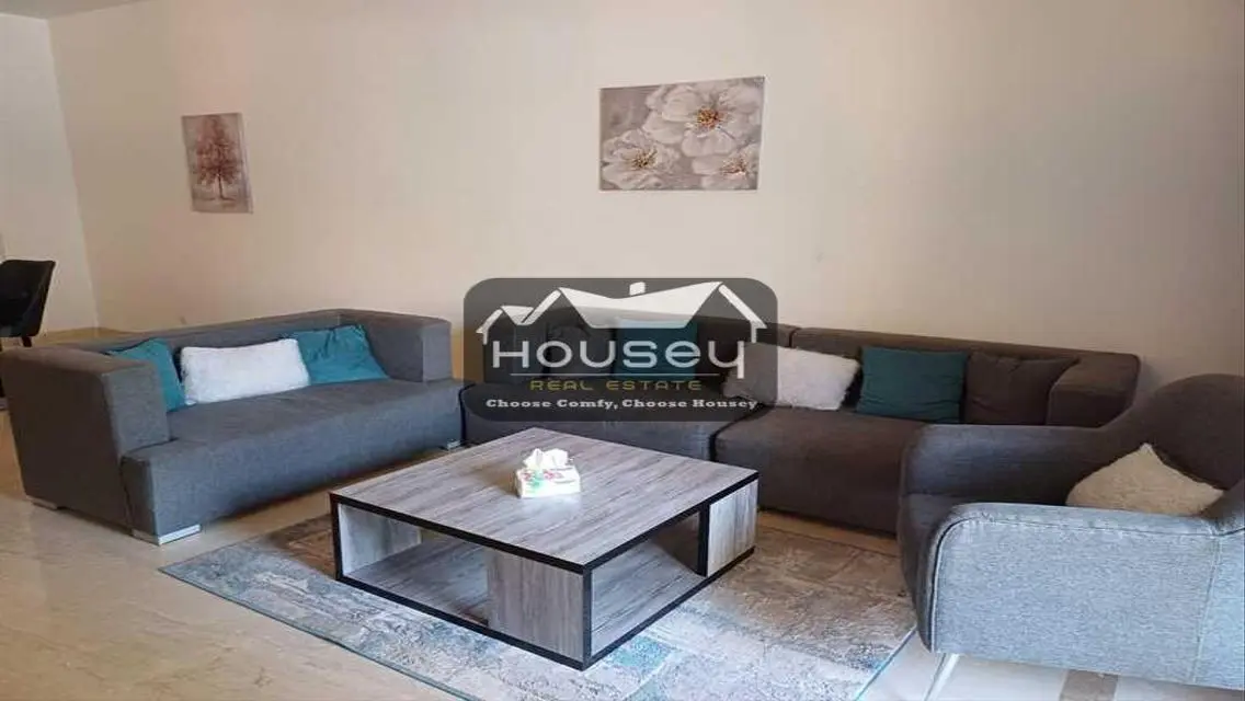 Comfortable 2 Bedroom Home on Boulevard with Lake View