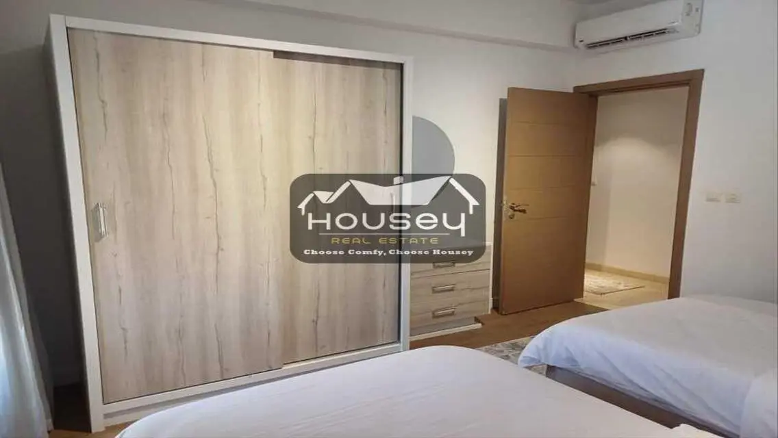 Comfortable 2 Bedroom Home on Boulevard with Lake View