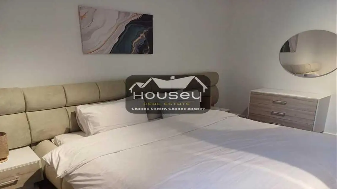 Comfortable 2 Bedroom Home on Boulevard with Lake View