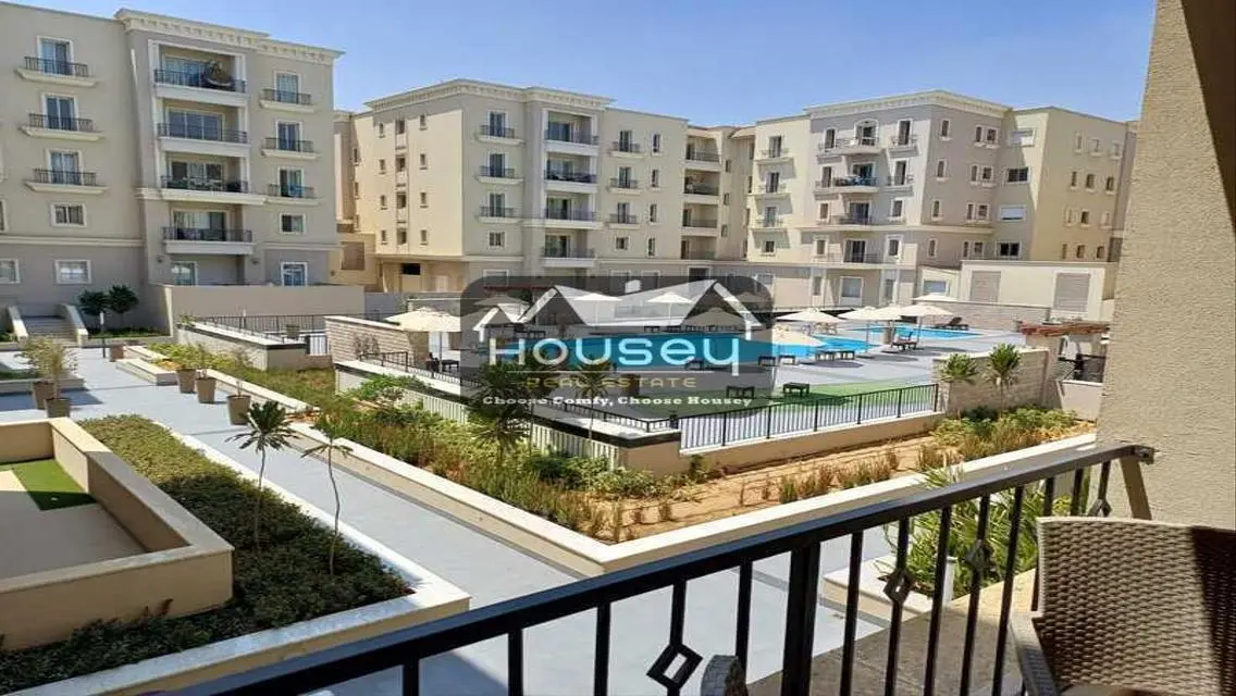 Comfortable 2 Bedroom Home on Boulevard with Lake View