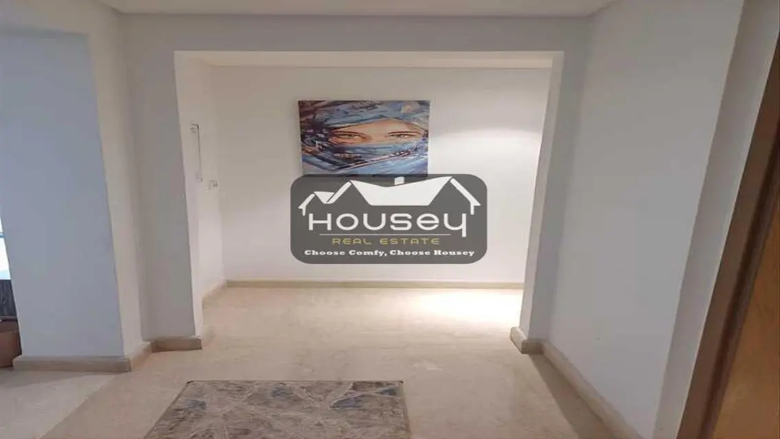 Comfortable 2 Bedroom Home on Boulevard with Lake View
