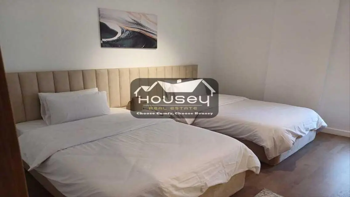 Comfortable 2 Bedroom Home on Boulevard with Lake View