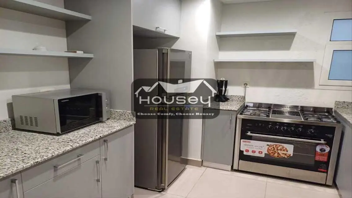 Comfortable 2 Bedroom Home on Boulevard with Lake View