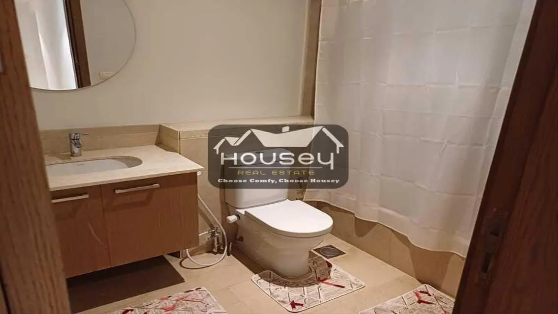 Comfortable 2 Bedroom Home on Boulevard with Lake View