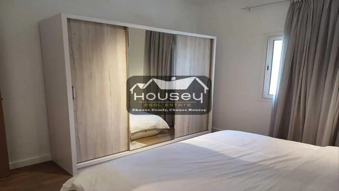 Comfortable 2 Bedroom Home on Boulevard with Lake View