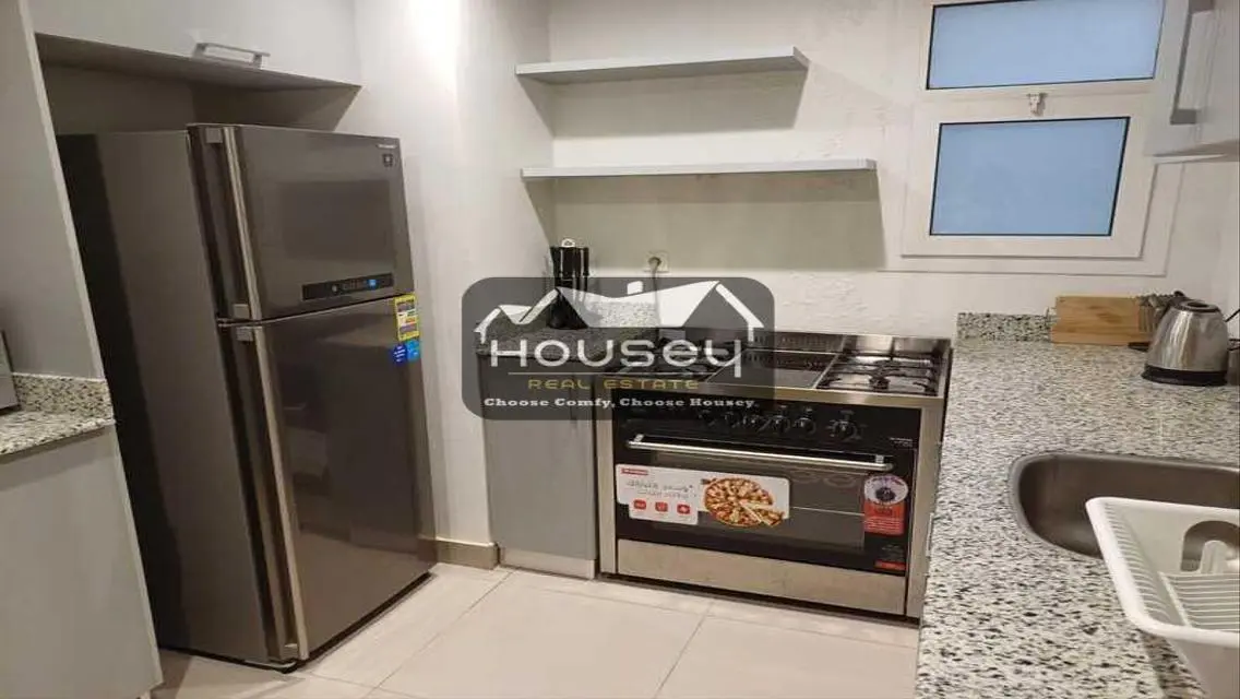 Comfortable 2 Bedroom Home on Boulevard with Lake View