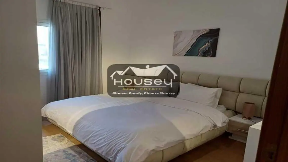 Comfortable 2 Bedroom Home on Boulevard with Lake View