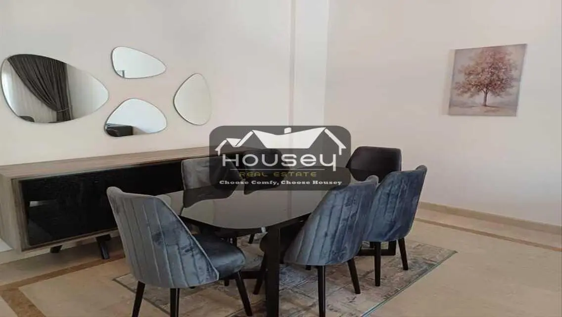Comfortable 2 Bedroom Home on Boulevard with Lake View
