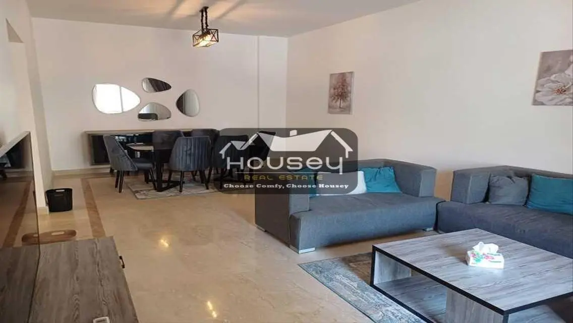 Comfortable 2 Bedroom Home on Boulevard with Lake View