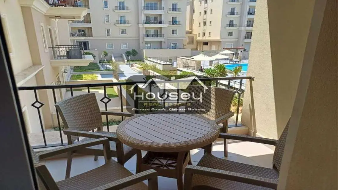 Comfortable 2 Bedroom Home on Boulevard with Lake View