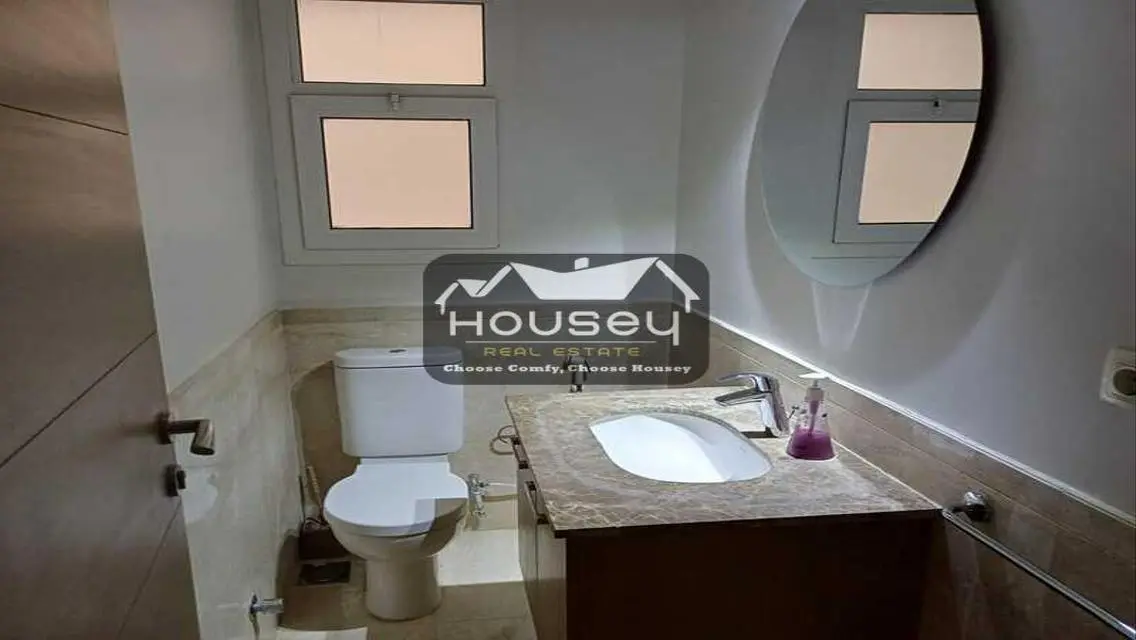 Comfortable 2 Bedroom Home on Boulevard with Lake View
