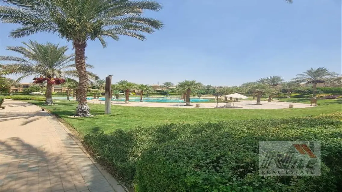 فيلا فاخرة للبيع بإطلالة على البحيرات